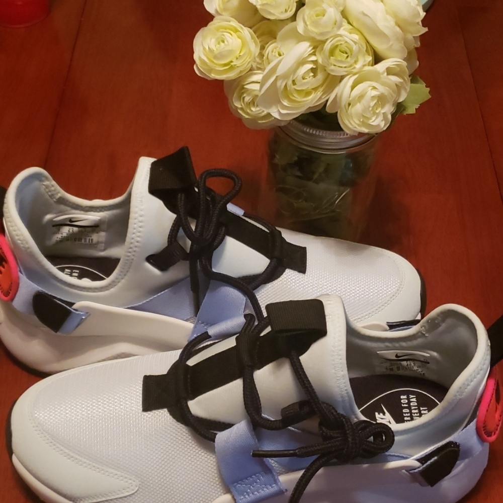 Nike Air womens Huaraches city low